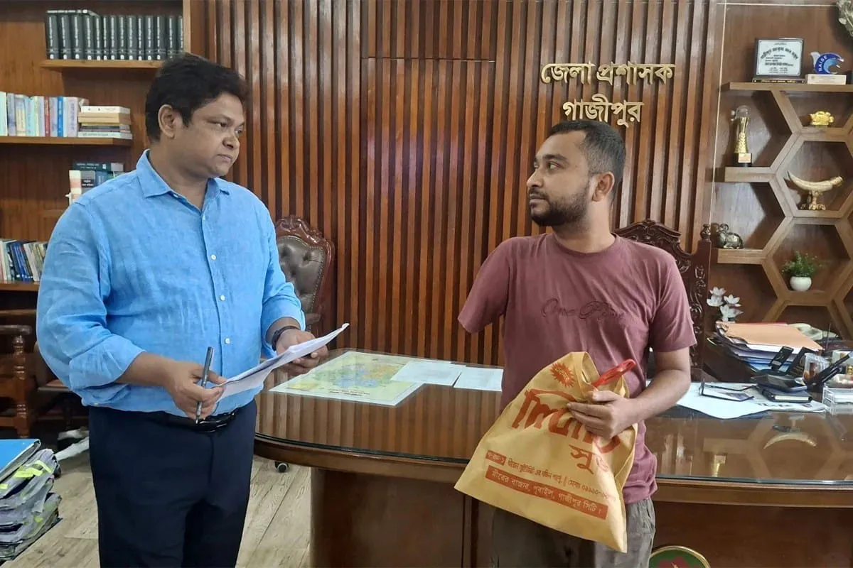আর্তপীড়িতদের পাশে দাঁড়িয়ে দৃষ্টান্ত গড়লেন গাজীপুরের জেলা প্রশাসক