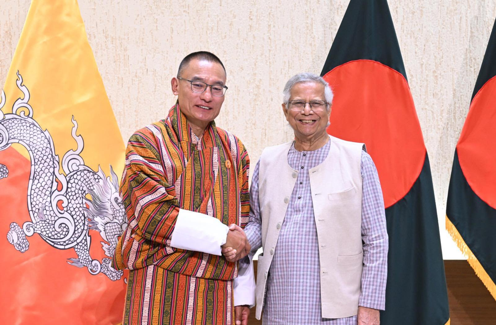 ভুটানের প্রধানমন্ত্রী শেরিং টোবগে ঢাকা সফরের সময় বাংলাদেশ ও ভুটান দুটি সমঝোতা স্মারক স্বাক্ষর করেছেন