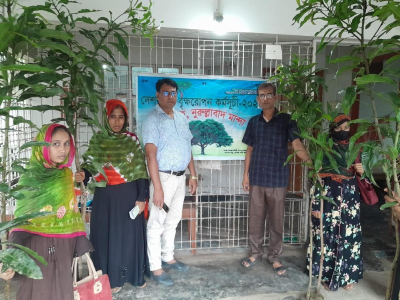 নওগাঁর মান্দায় গ্রামীণ ব্যাংকের বৃক্ষ রোপণ কর্মসূচি অনুষ্ঠিত