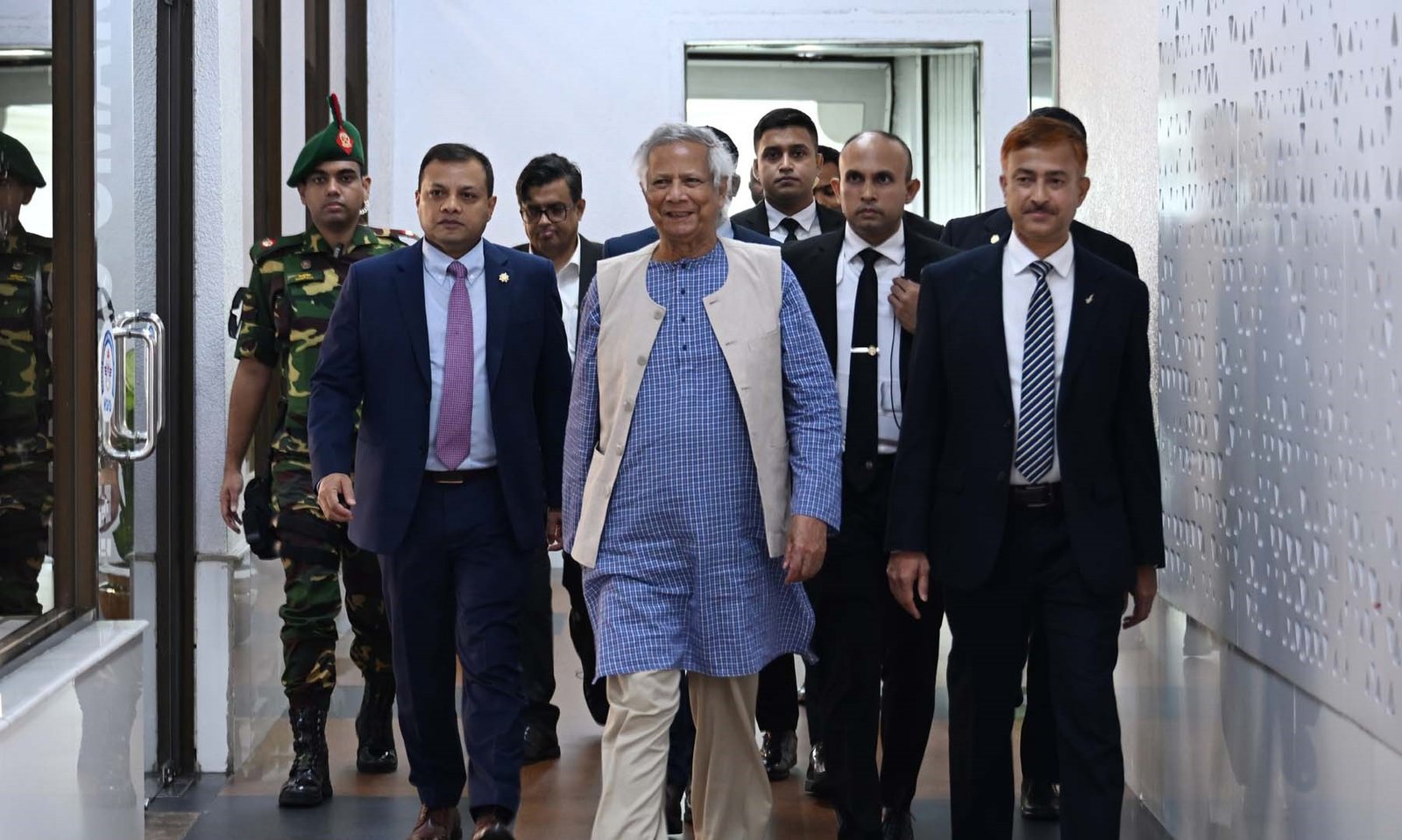 রোম সফর শেষে দেশে ফিরেছেন প্রধান উপদেষ্টা