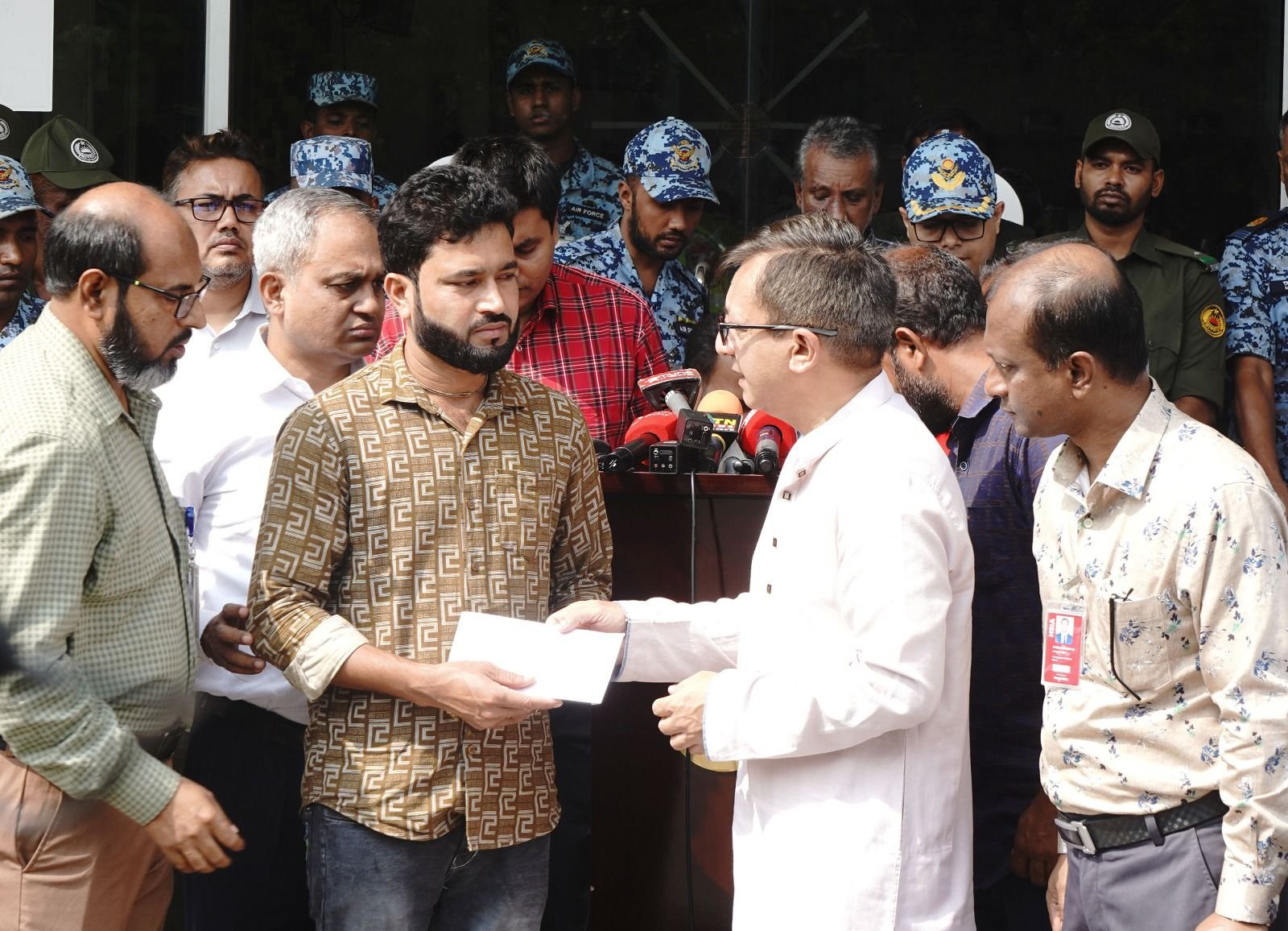 বাহরাইনে নিহত প্রবাসী গিরিশ চন্দ্র সূত্রধরের মরদেহ দেশে পৌঁছেছে, পরিবারের কাছে হস্তান্তর করেন বাণিজ্যমন্ত্রী