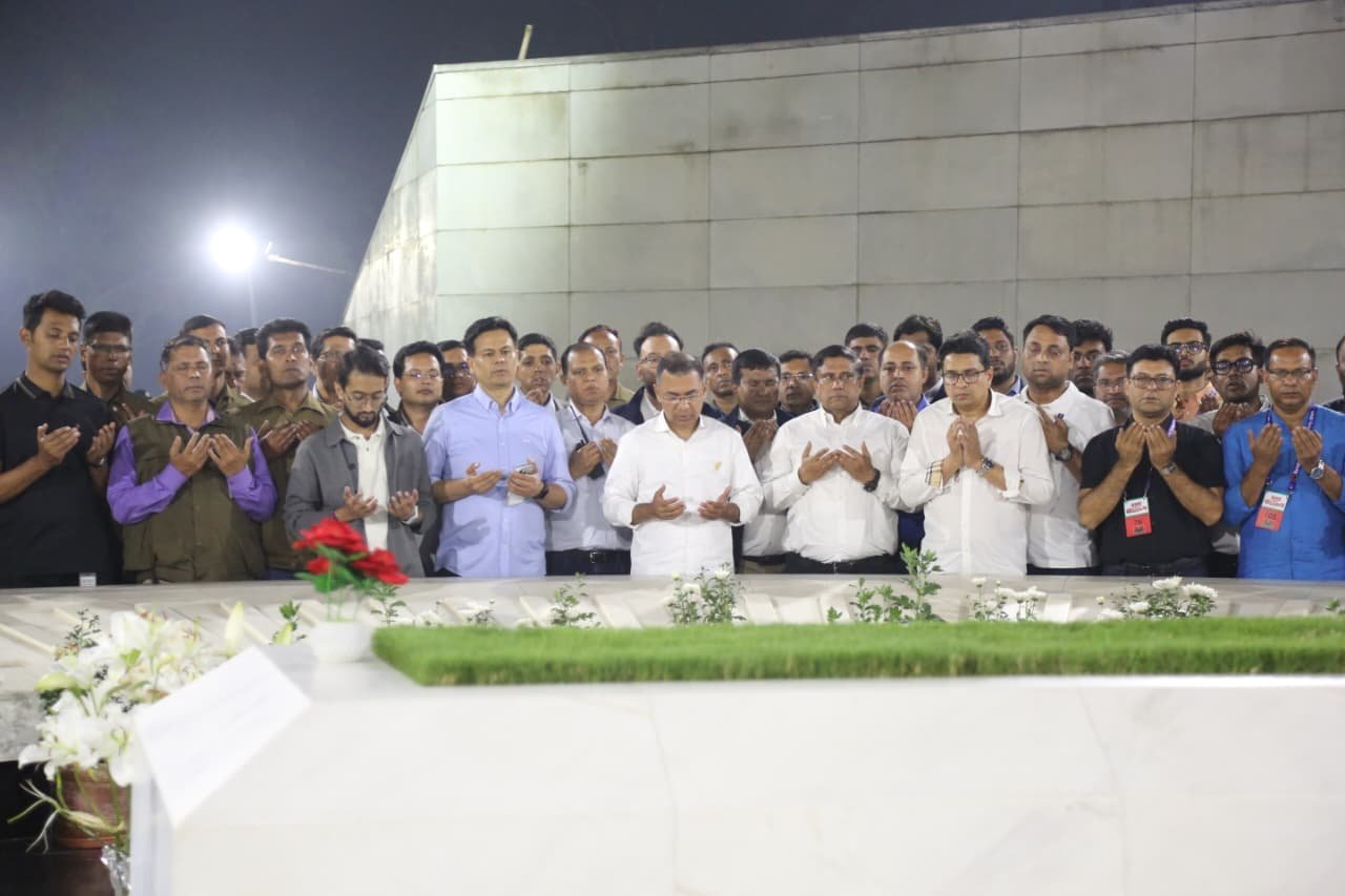 জিয়াউর রহমান ও বেগম খালেদা জিয়ার কবর জিয়ারতের মধ্য দিয়ে নির্বাচনী প্রচারণা শেষ করলেন তারেক রহমান