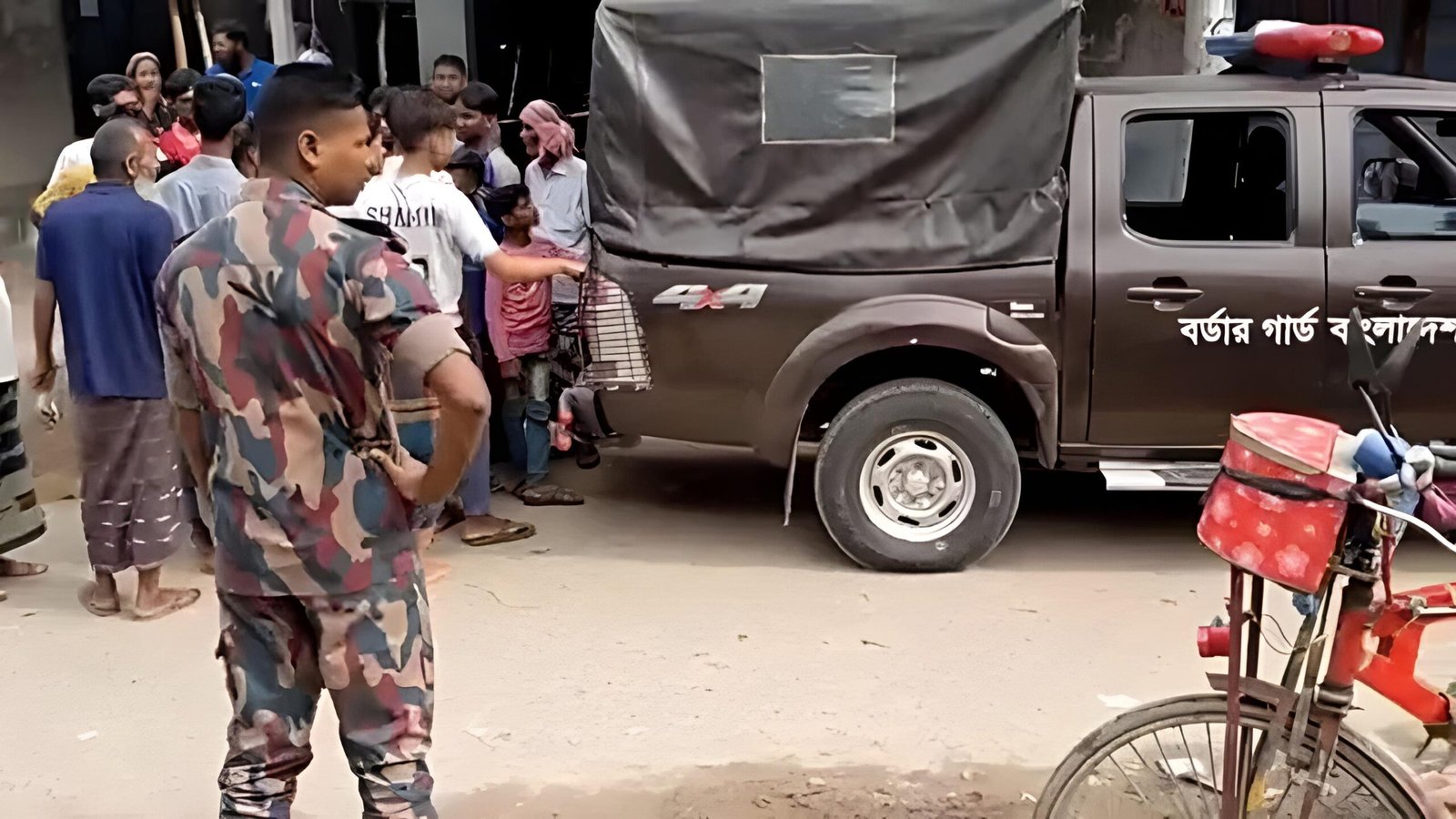 চাঁপাইনবাবগঞ্জ সীমান্তে গরু পাচারের সময় ৫ ভারতীয় নাগরিক আটক