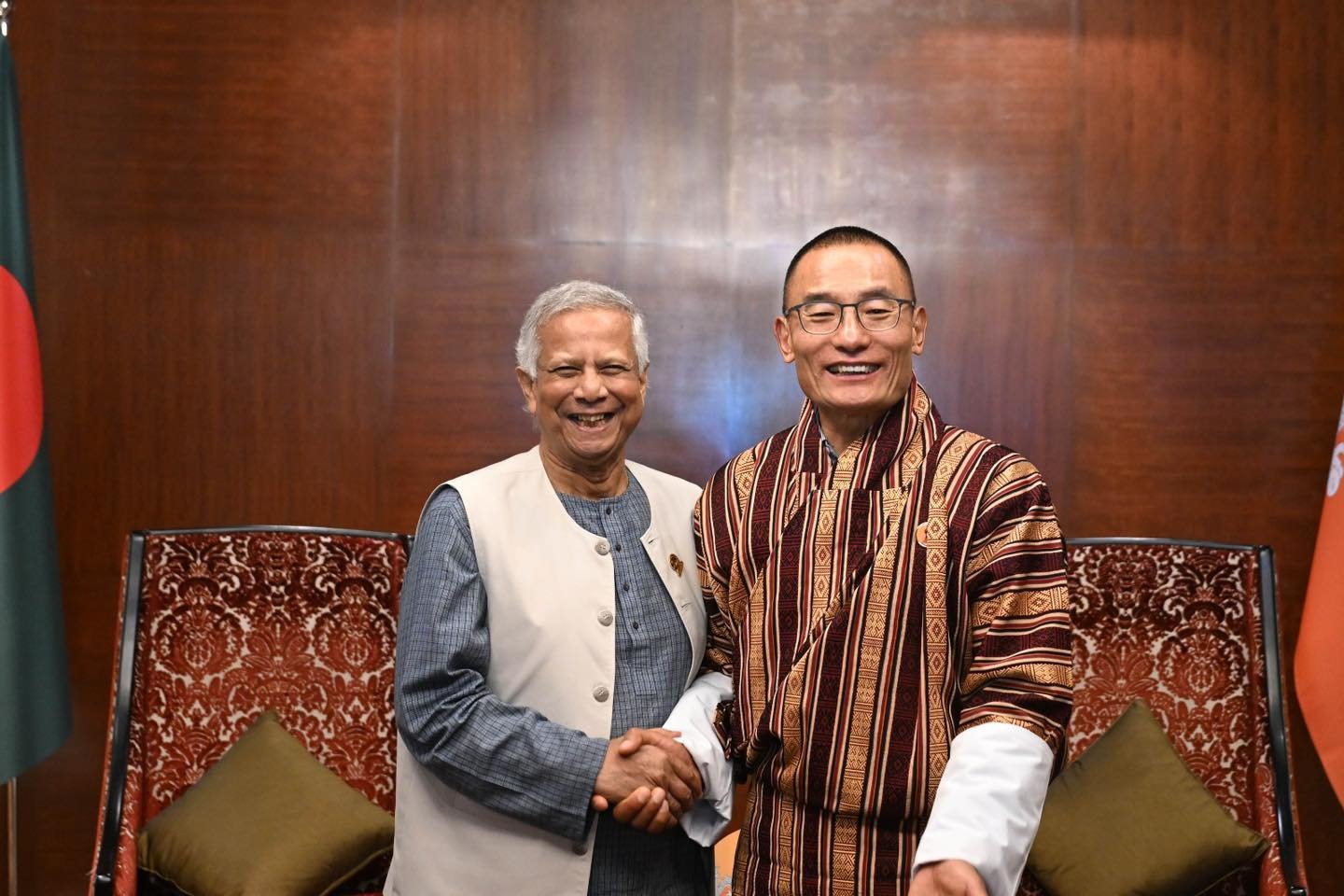 বিমসটেক শীর্ষ সম্মেলনের ফাঁকে বাণিজ্য ও সংযোগ বৃদ্ধির লক্ষে ভুটানের প্রধানমন্ত্রীর সাথে প্রধান উপদেষ্টার বৈঠক