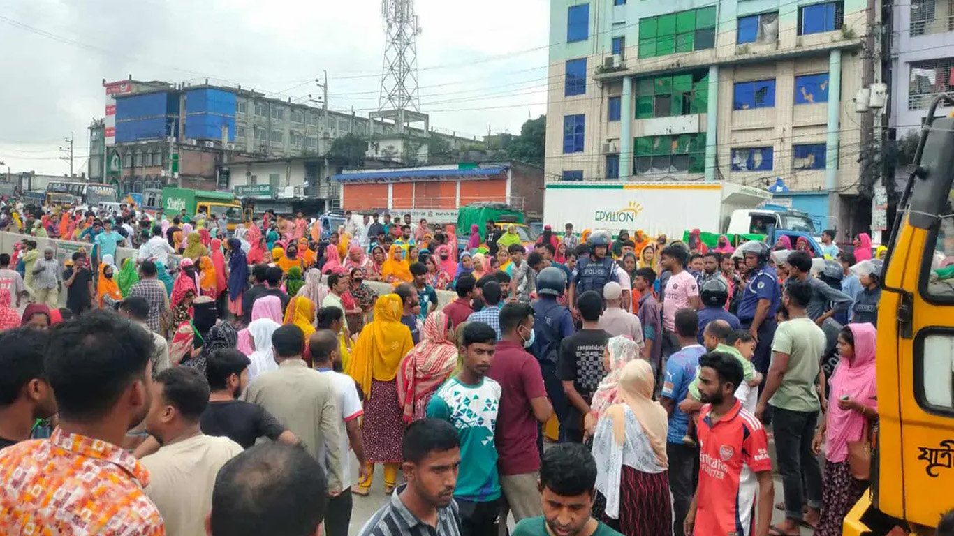 বকেয়া বেতনের দাবিতে গাজীপুরে সড়ক অবরোধ করে শ্রমিকদের বিক্ষোভ
