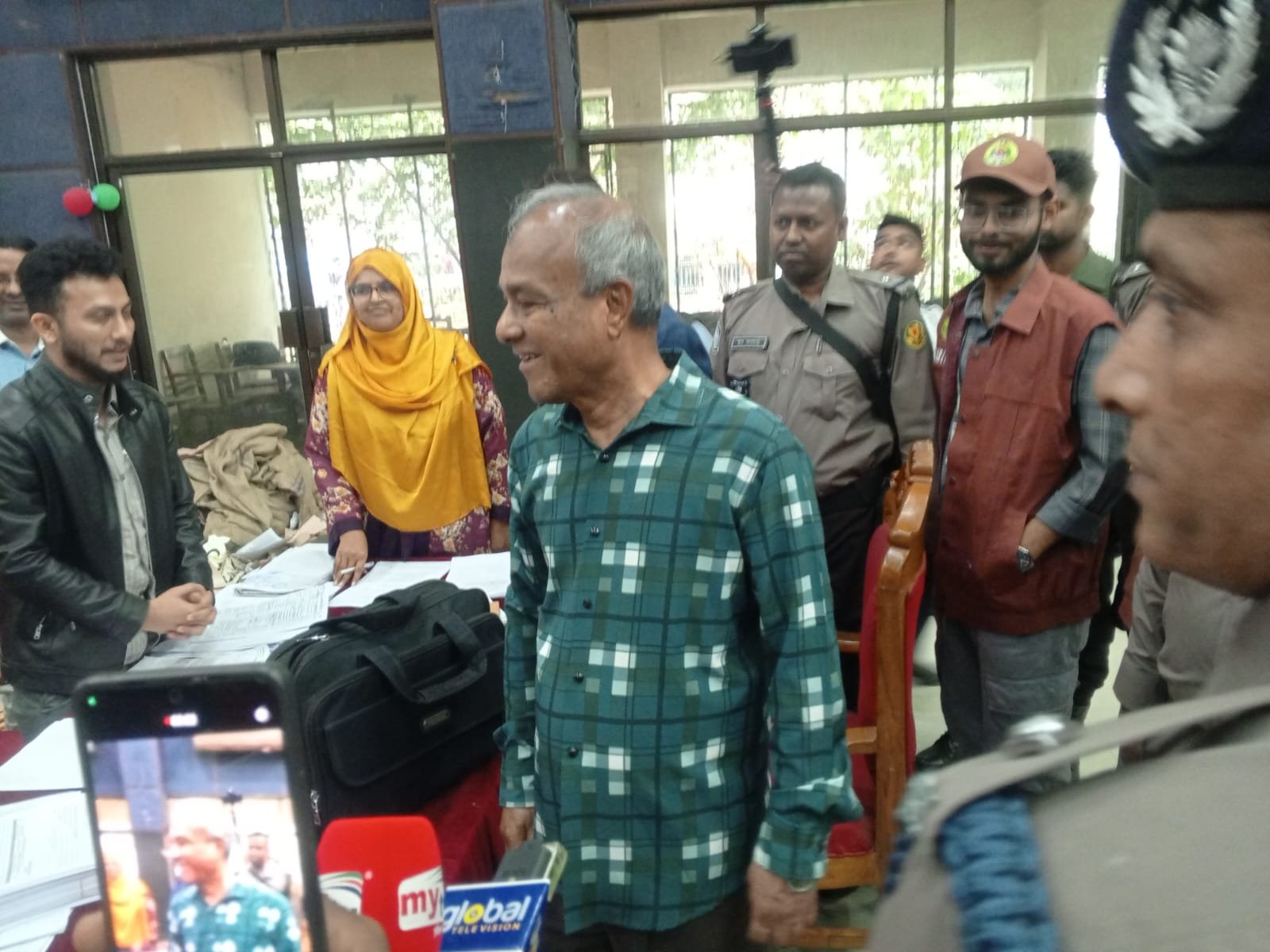 পুলিশ হেডকোয়ার্টার্সের অপারেশন কন্ট্রোল রুম ও ডিএমপি'র থানা পরিদর্শন করলেন স্বরাষ্ট্র উপদেষ্টা