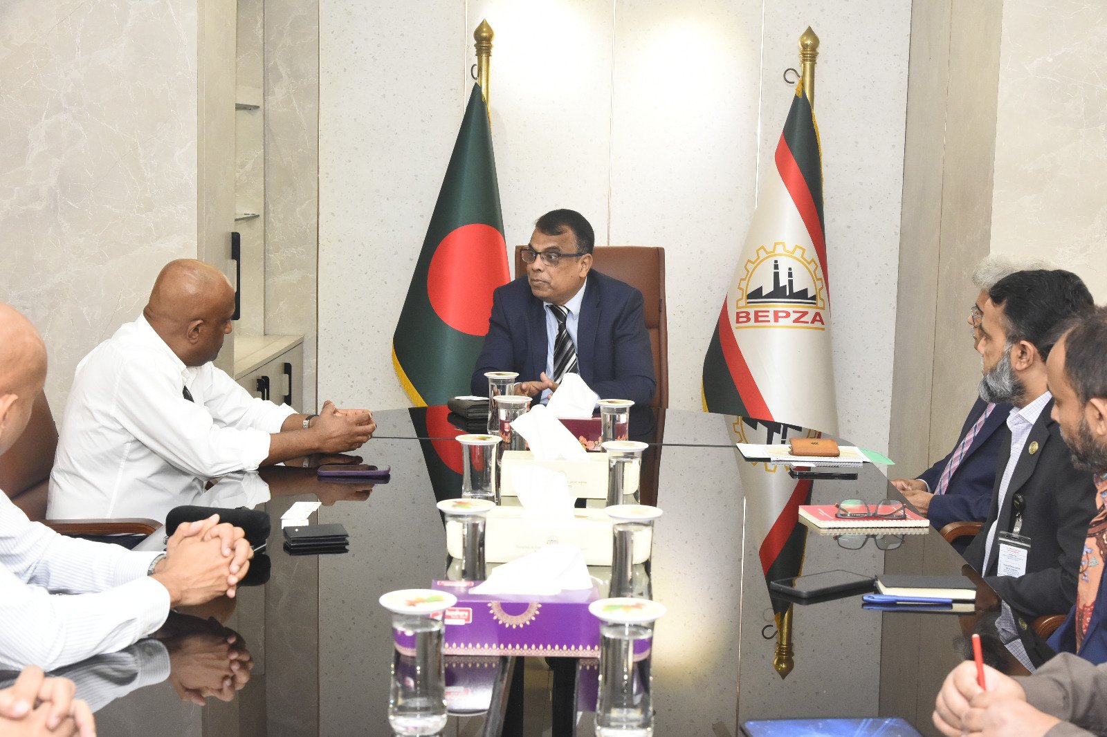 বাংলাদেশের তৈরি পোশাক শিল্পে গুরুত্বপূর্ণ ভূমিকা রাখায় শ্রীলঙ্কার খ্যাতনামা হিরদারামানি গ্রুপের বিদায়ী এমডি অজিত ডি সিলভাকে শুভেচ্ছা ও কৃতজ্ঞতা জানিয়েছে বেপজা
