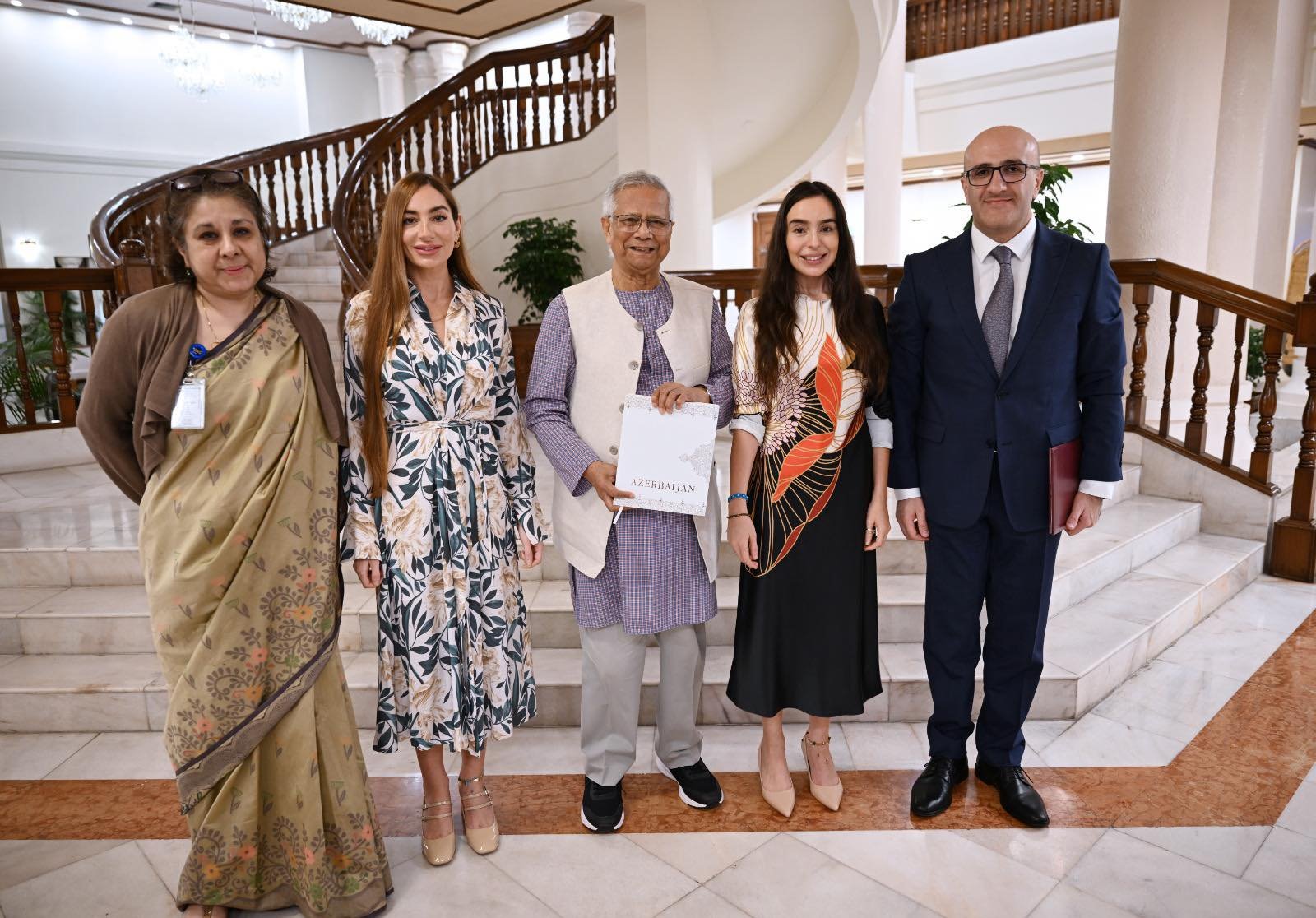 প্রধান উপদেষ্টার সাথে সাক্ষাৎ করেছেন আজারবাইজানের রাষ্ট্রপতির ২ কন্যা