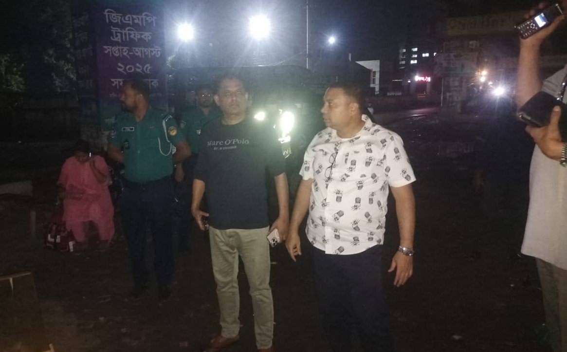 গাজীপুরে রাতের টহল কার্যক্রমে গাজীপুর মেট্রোপলিটন পুলিশের অতিরিক্ত পুলিশ কমিশনারের সরেজমিন পরিদর্শন