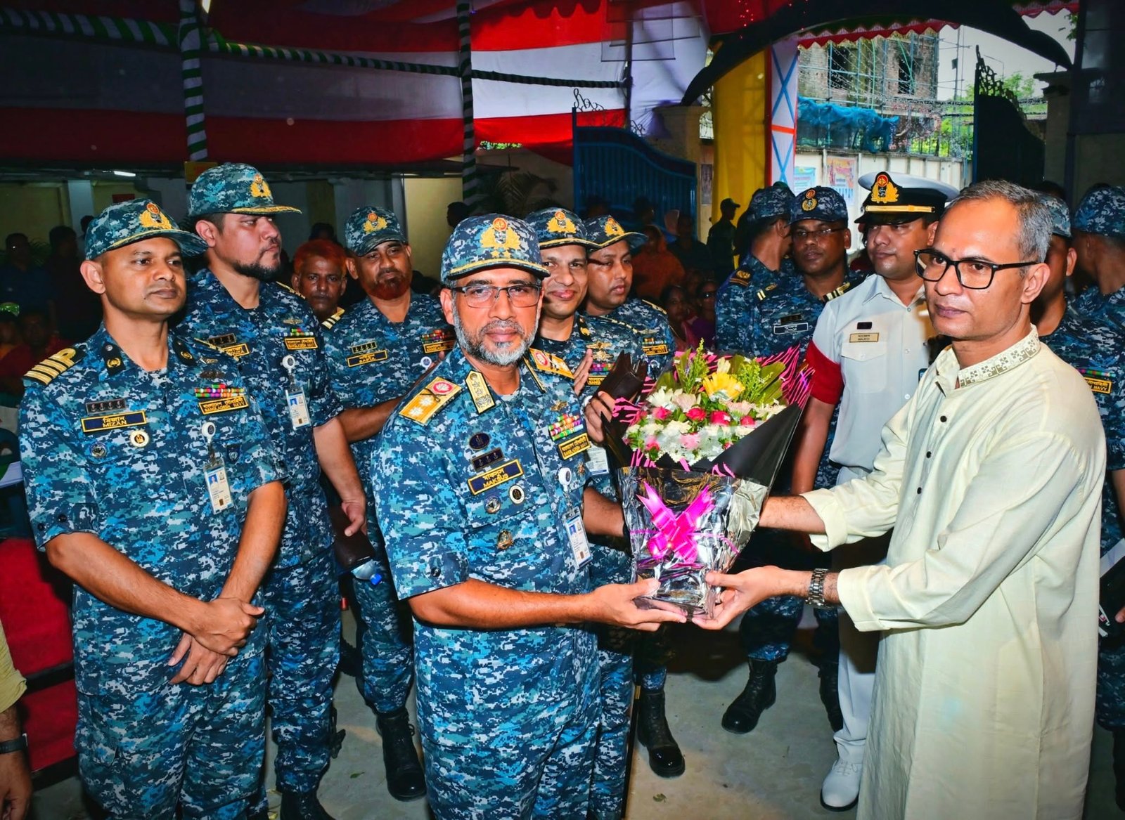 শান্তিপূর্ণ পূজা উদযাপন নিশ্চিতে ঢাকার পূজামণ্ডপ পরিদর্শন করলেন নৌ অঞ্চলের কমান্ডার