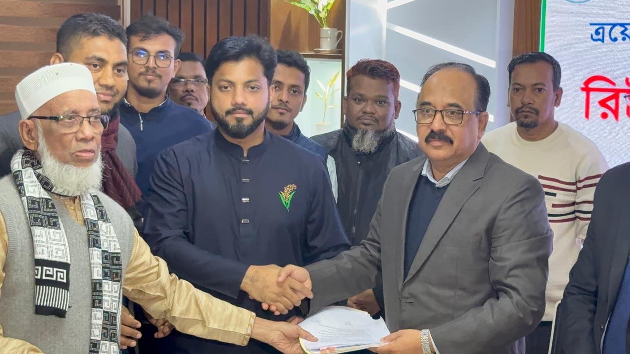 ঢাকা-০৬ আসনের জন্য মনোনয়নপত্র জমা দিলেন বিএনপি মনোনীত প্রার্থী ইশরাক হোসেন
