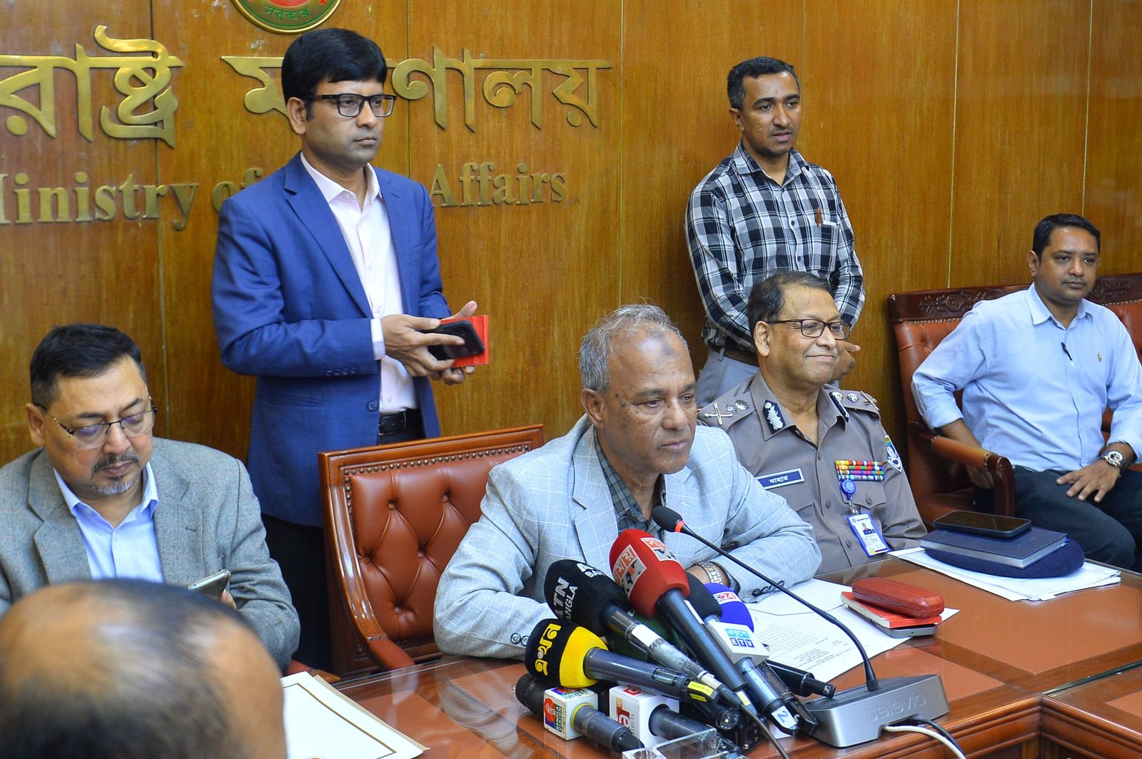 বাংলাদেশে কারো নিরাপত্তা নিয়ে শঙ্কা নেই: স্বরাষ্ট্র উপদেষ্টা