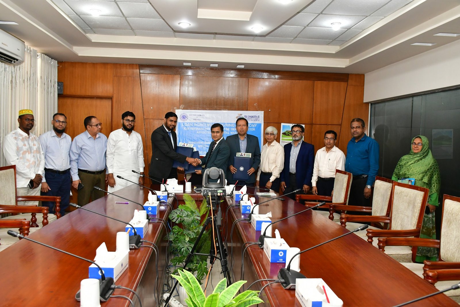 পুঁজিবাজারের ক্ষতিগ্রস্ত ক্ষুদ্র বিনিয়োগকারীদের সহায়তায় আইসিবি ও টোটাল কমিউনিকেশনের ঋণ চুক্তি স্বাক্ষর