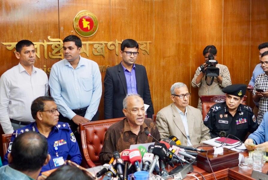 ট্রাফিক নিয়ন্ত্রণে আইনশৃঙ্খলা বাহিনীর অবসরপ্রাপ্তদের নিয়োগ করা হবে- স্বরাষ্ট্র উপদেষ্টা