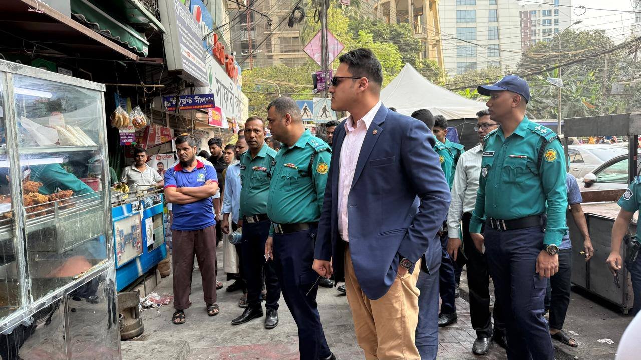 ডিএমপি কর্তৃক গুলশান-২ এলাকায় অবৈধ ভাসমান দোকান ও হকার উচ্ছেদে বিশেষ অভিযান