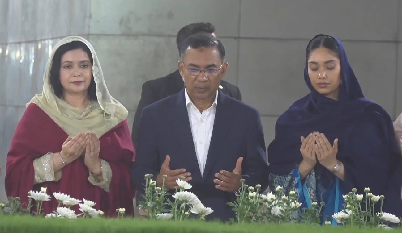 প্রধানমন্ত্রী হিসেবে শপথের পর বাবা-মায়ের কবর জিয়ারত করলেন তারেক রহমান