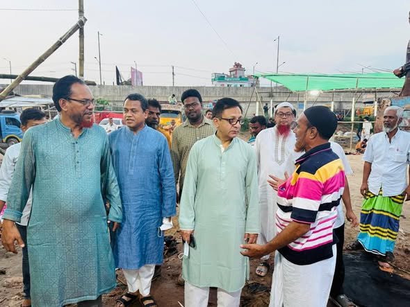কোরবানির চামড়া ব্যবস্থাপনা দেখতে আমিন বাজারে বাণিজ্যমন্ত্রীর আকস্মিক পরিদর্শন