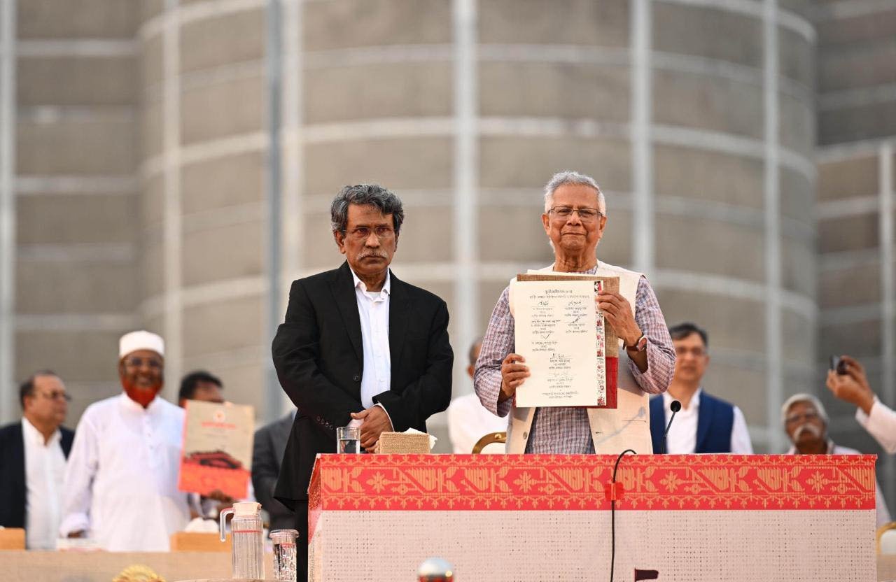 জুলাই জাতীয় সনদ স্বাক্ষর করলেন প্রধান উপদেষ্টা