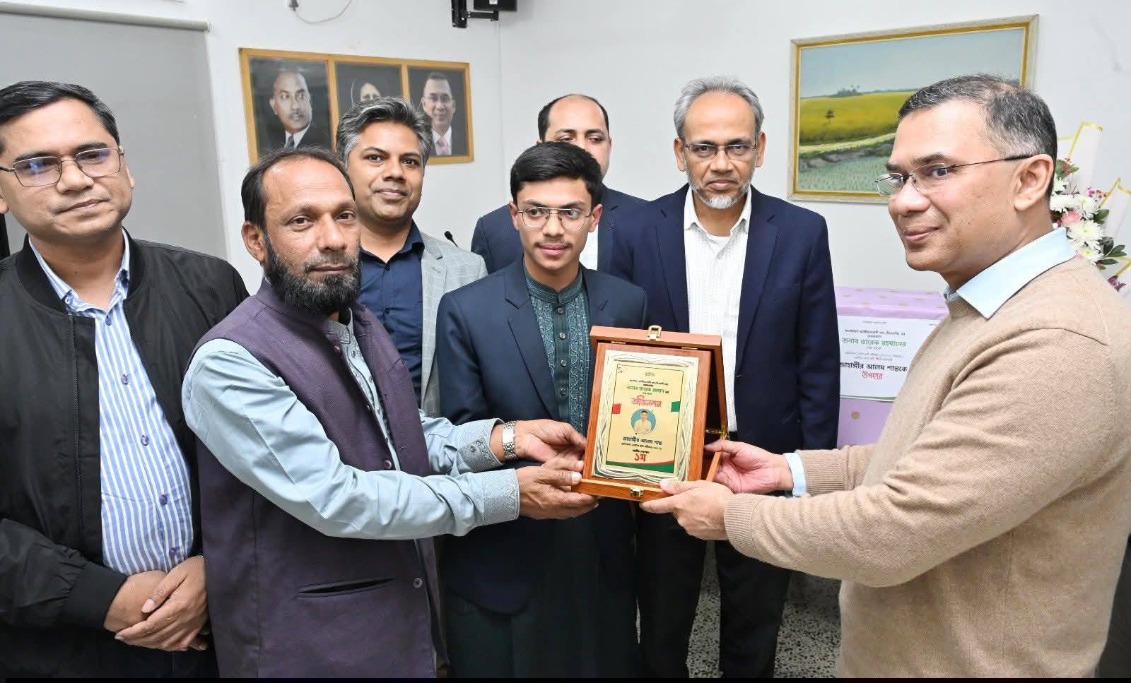 মেডিকেল-ডেন্টাল ভর্তি পরীক্ষায় জাতীয় মেধায় প্রথম জাহাঙ্গীর আলম শান্তকে উপহার দিলেন তারেক রহমান