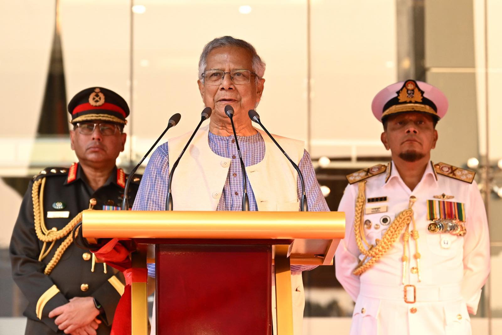 নির্বিঘ্ন ও উৎসবমুখর নির্বাচন আয়োজনে সশস্ত্র বাহিনীকে পেশাদারিত্বের সাথে দায়িত্ব পালনের আহ্বান জানালেন প্রধান উপদেষ্টা