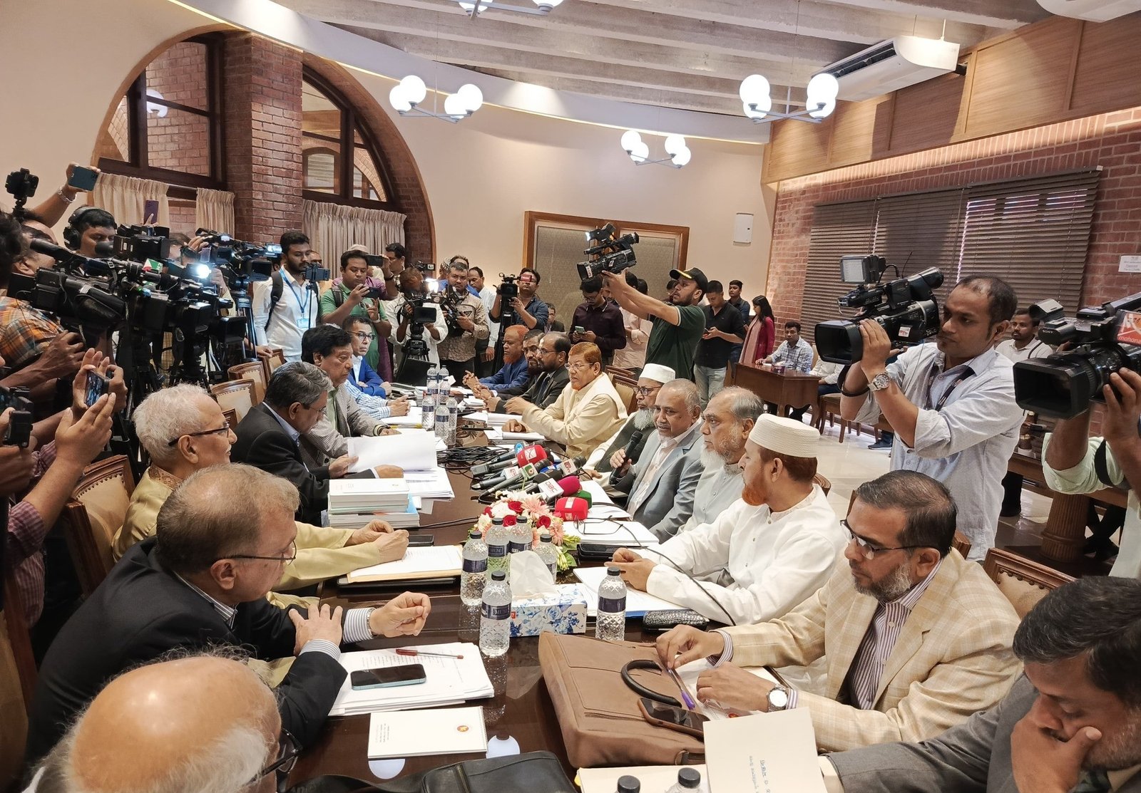 জাতীয় ঐকমত্য কমিশনের সাথে বাংলাদেশ জামায়াতে ইসলামীর নেতৃবৃন্দের বৈঠক অনুষ্ঠিত