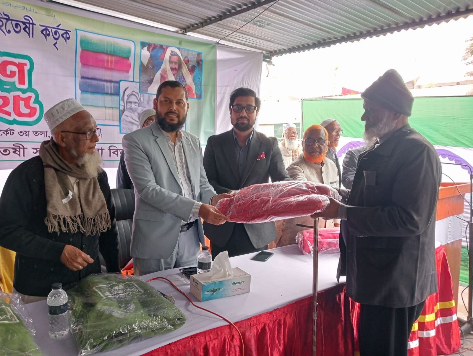 এরফান গ্রুপের উদ্যোগে চাঁপাইনবাবগঞ্জে শীতবস্ত্র বিতরণ