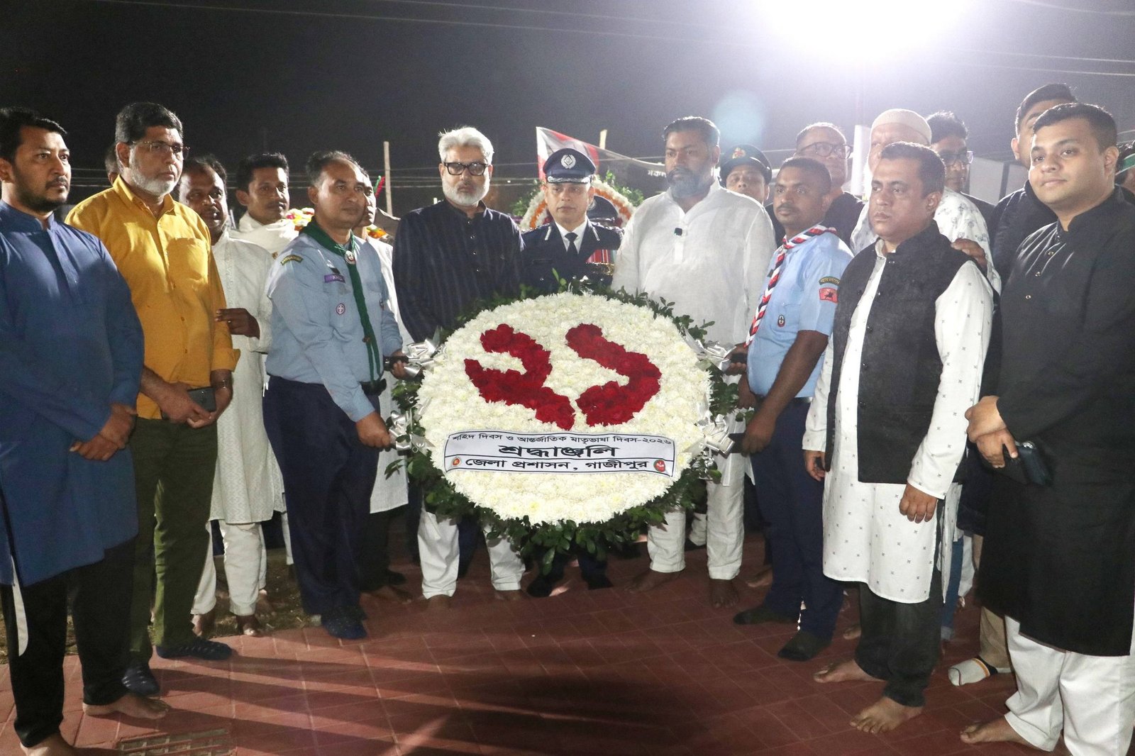 শহিদ দিবস ও আন্তর্জাতিক মাতৃভাষা দিবসে গাজীপুর কেন্দ্রীয় শহিদ মিনারে জেলা প্রশাসকের শ্রদ্ধা