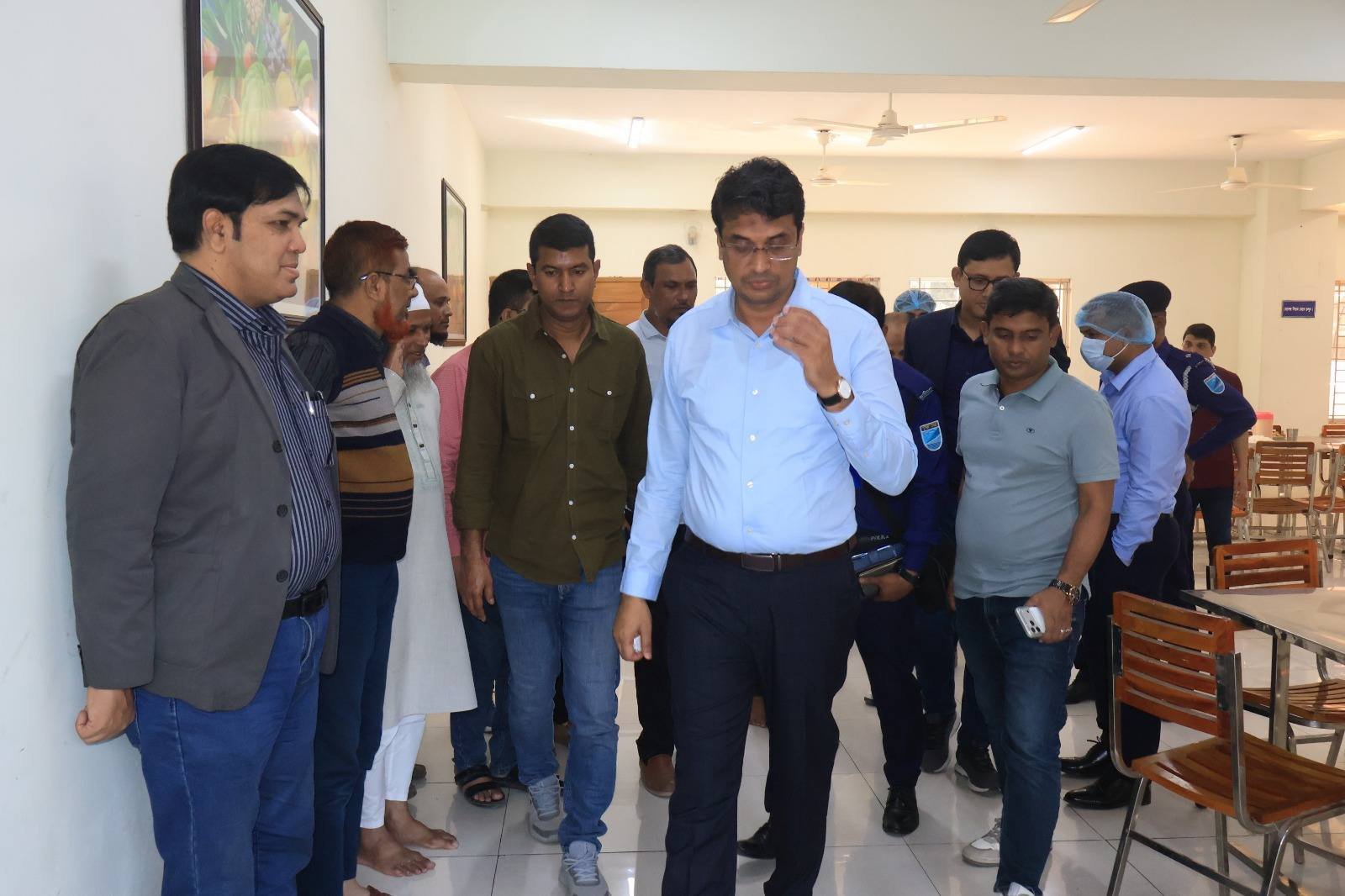 ঢাকা জেলা পুলিশ লাইন্সে অফিসার ও ফোর্সের মেস পরিদর্শন করেছেন ঢাকা জেলা পুলিশ সুপার