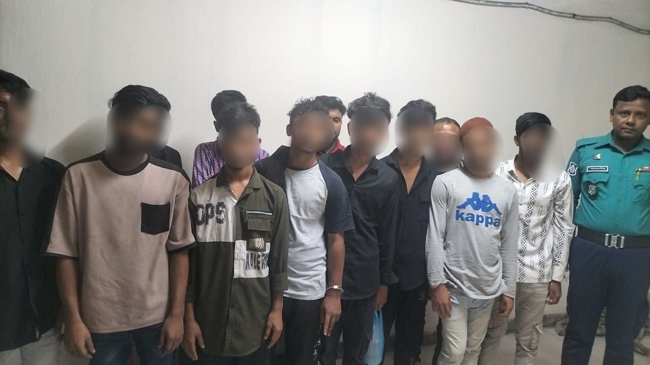 বিশেষ অভিযানে পেশাদার মাদক কারবারিসহ বিভিন্ন অপরাধে জড়িত ১২ জনকে গ্রেফতার করেছে মোহাম্মদপুর থানা পুলিশ