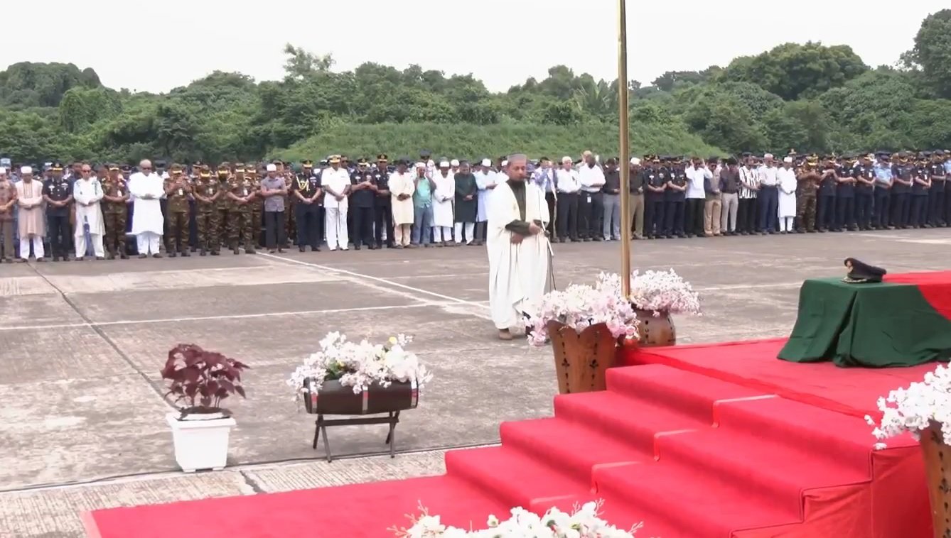 মাইলস্টোন বিমান দুর্ঘটনায় নিহত পাইলট তৌকিরের নামাজে জানাজা সম্পন্ন