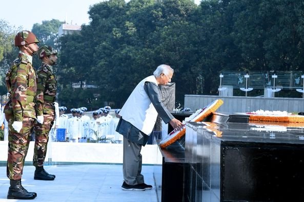 সশস্ত্র বাহিনী দিবস উপলক্ষে  শিখা অনির্বাণে শ্রদ্ধা নিবেদন প্রধান উপদেষ্টার