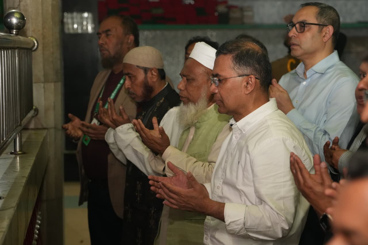 সিলেটে হযরত শাহ পরাণ (রহ.)-এর মাজার জিয়ারত করলেন তারেক রহমান