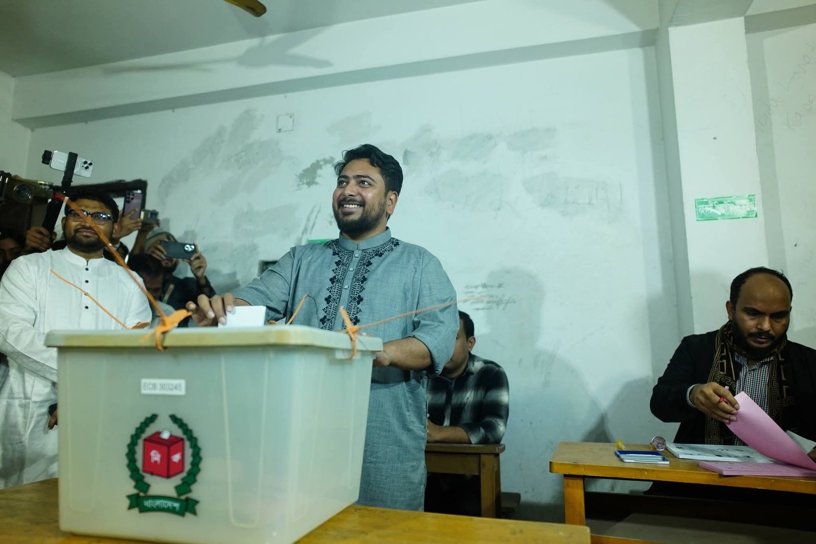 ভোট দিলেন এনসিপি এর আহবায়কনাহিদ ইসলাম