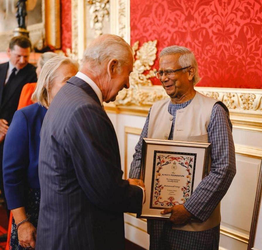 ‘কিং চার্লস হারমোনি অ্যাওয়ার্ড’পুরস্কার গ্রহণ করেছেন প্রধান উপদেষ্টা