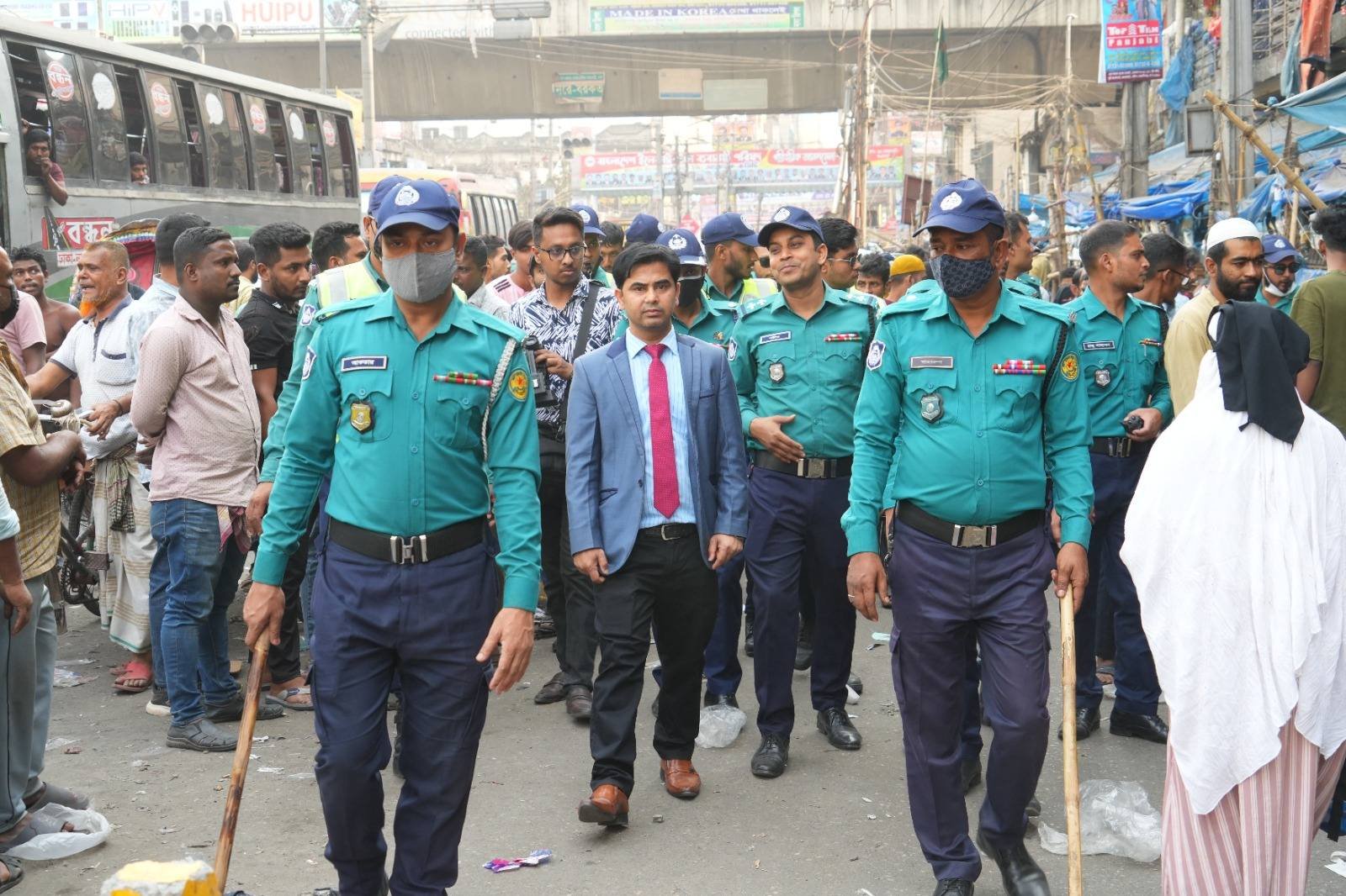 ডিএমপি কর্তৃক গুলিস্তান এলাকায় অবৈধ ভাসমান দোকান ও হকার উচ্ছেদে বিশেষ অভিযান