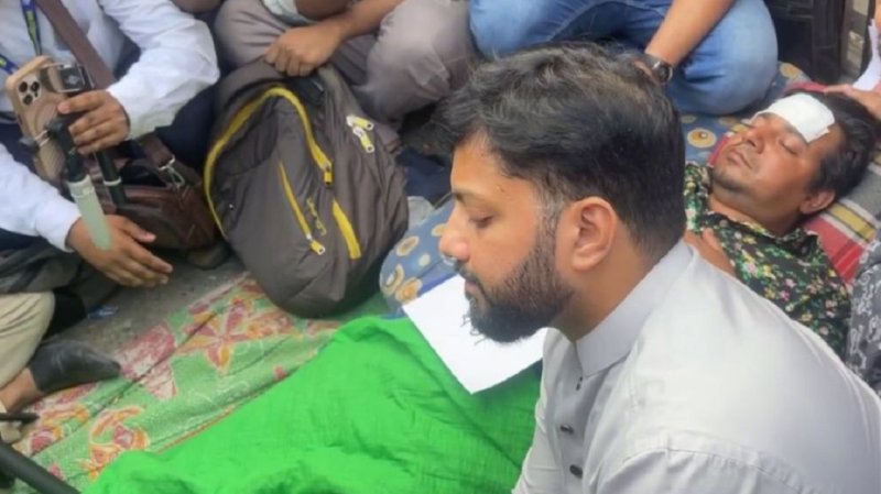 সংহতি জানাতে অনশনরত তারেক রহমানের পাশে এসে দাঁড়ালেন ইশরাক হোসেন