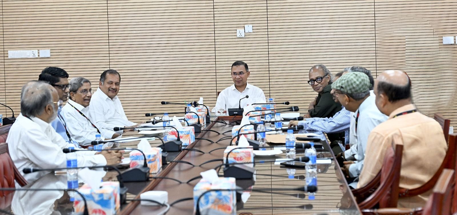 প্রধানমন্ত্রী তারেক রহমানের সঙ্গে বৈঠক করেছেন সম্পাদক পরিষদের নেতৃবৃন্দ