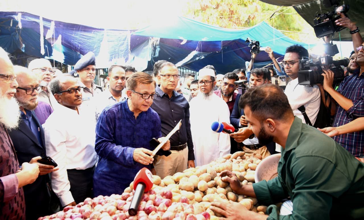 মোহাম্মদপুর টাউন হল কাঁচাবাজারে আকস্মিক পরিদর্শন করেন বাণিজ্যমন্ত্রী খন্দকার আব্দুল মুক্তাদির