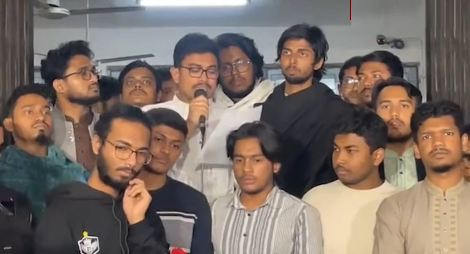 ঢাবির দুই হলের নাম পরিবর্তনের দাবিতে ভিসির কার্যালয় ঘেরাও করে ডাকসু নেতাসহ সাধারণ শিক্ষার্থীরা