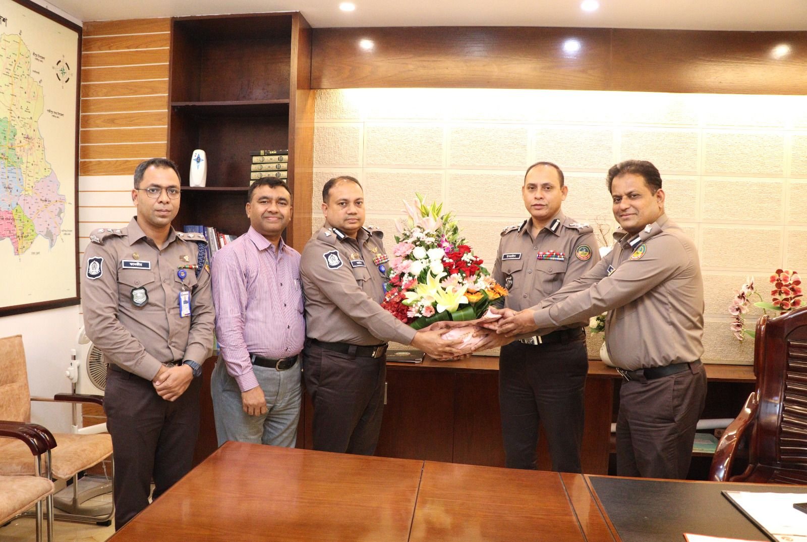 অতিরিক্ত পুলিশ কমিশনার জাহিদুল হাসান ডিআইজি পদে পদোন্নতিতে অভিনন্দন জানালেন জিএমপি কমিশনার ইসরাইল হাওলাদার