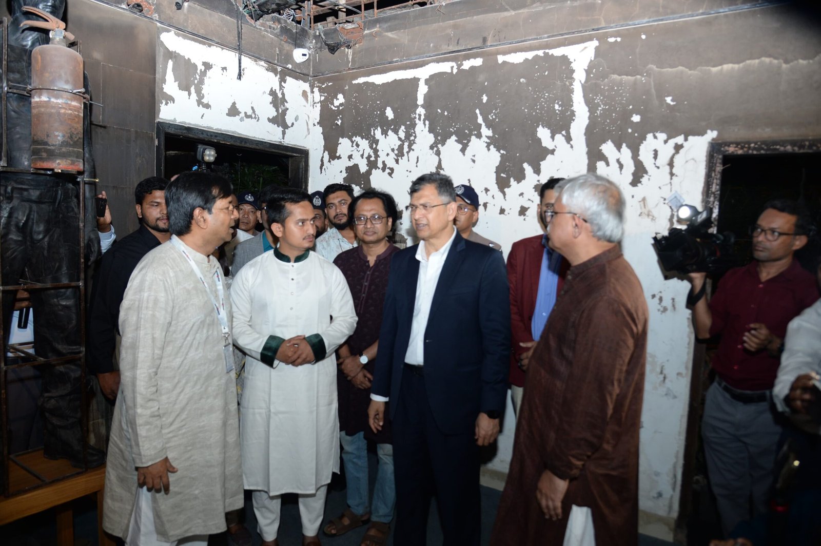 প্রথম আলো ও ডেইলি স্টারের ওপর হামলার ঘটনায় দুই মাসের মধ্যে চার্জশিট দাখিলের নির্দেশ স্বরাষ্ট্রমন্ত্রীর