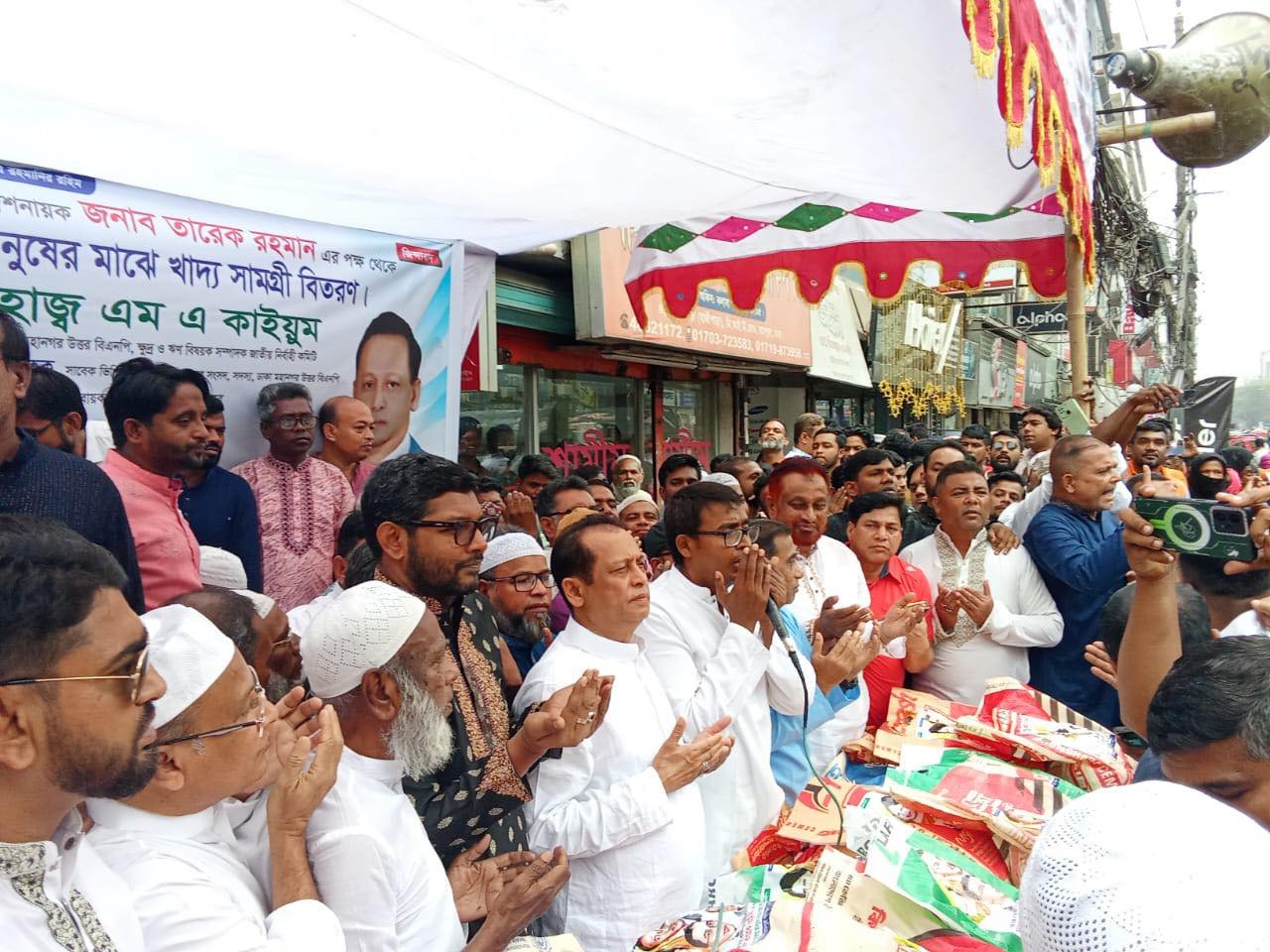 ড. এম এ কাইয়ুমের নেতৃত্বে রামপুরা থানা যুবদলের খাদ্য সামগ্রী বিতরণ