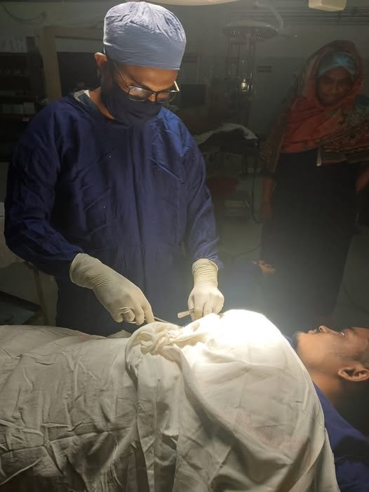 বিএনপি'র ভারপ্রাপ্ত চেয়ারম্যান তারেক রহমানের নির্দেশে গুলিবিদ্ধ শিক্ষার্থীর চিকিৎসায় ডা: হাসান
