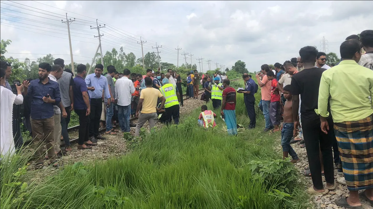 নরসিংদীতে ট্রেনে কাটায় ৫ জন নিহত