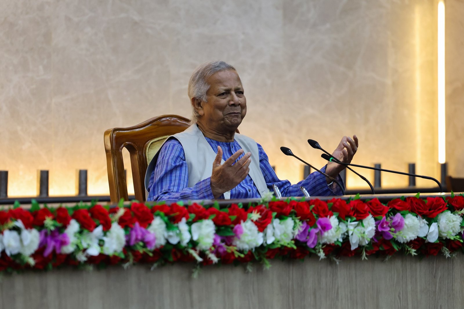 পুলিশের জ্যেষ্ঠ কর্মকর্তাদের সঙ্গে প্রধান উপদেষ্টার বৈঠক অনুষ্ঠিত