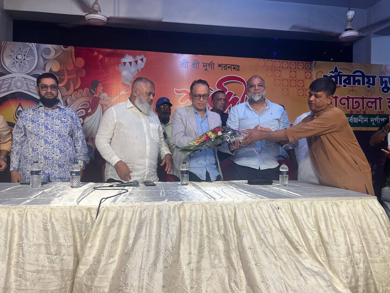 শারদীয় দুর্গোৎসব উপলক্ষে ভাটারা, পূর্ব মেরুল নিমতলা ও রামপুরা দাসপাড়া এর পূজামণ্ডপ পরিদর্শন করলেন ড. এম এ কাইয়ুম