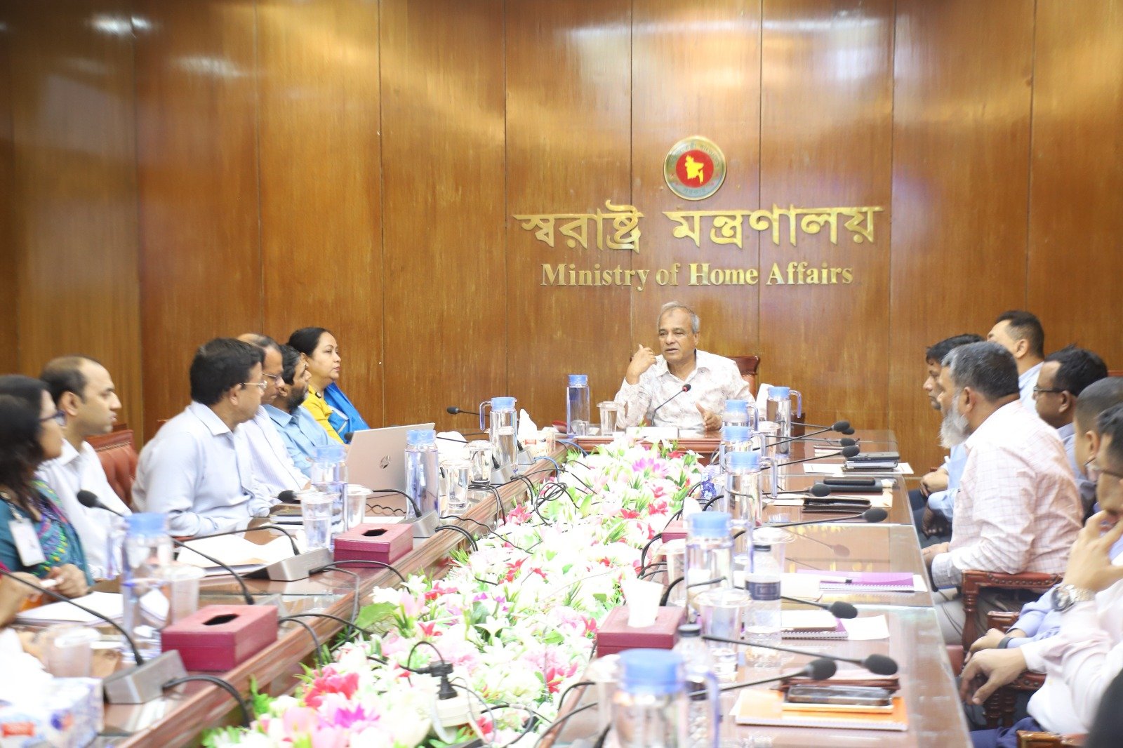 পাসপোর্ট ও ভিসা উইংয়ের কর্মকর্তাদের সেবার মনোবৃত্তি নিয়ে কাজ করার আহ্বান স্বরাষ্ট্র উপদেষ্টার