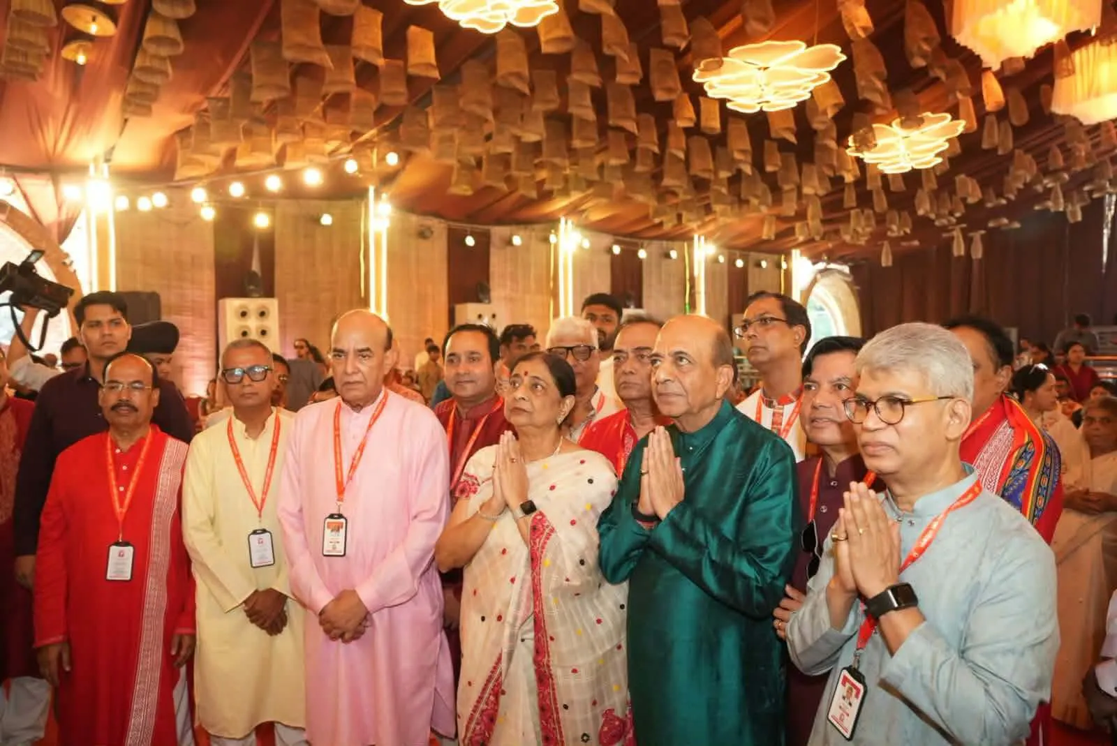 গুলশান-বনানী সার্বজনীন পূজা ফাউন্ডেশনের দুর্গোৎসবে অংশ নিলেন ভারতীয় হাইকমিশনার দীনেশ ত্রিবেদী