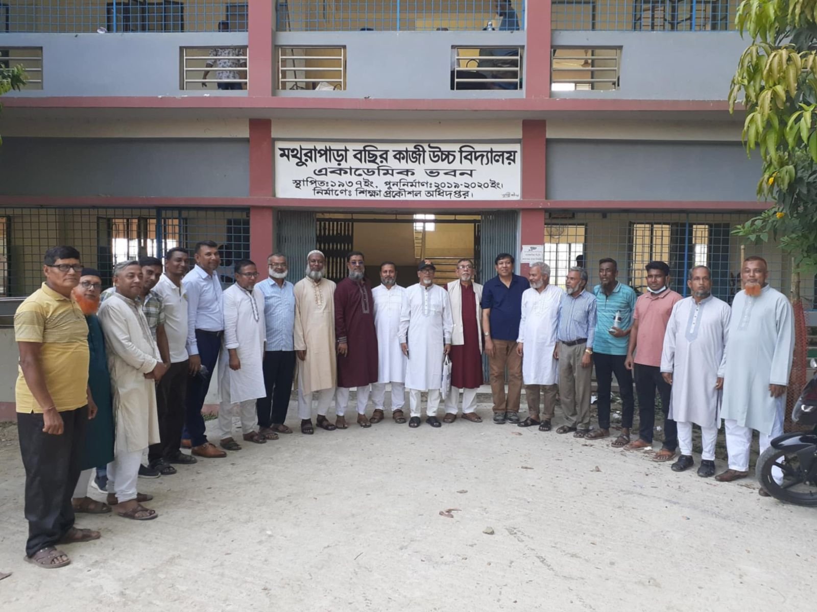 মথুরাপাড়া বছিরকাজী হাইস্কুল অ্যালামনাই অ্যাসোসিয়েশনের কল্যাণ তহবিল থেকে গরীব, অস্বচ্ছল ও মেধাবী শিক্ষার্থীদের মাঝে অর্থ সহায়তা প্রদান
