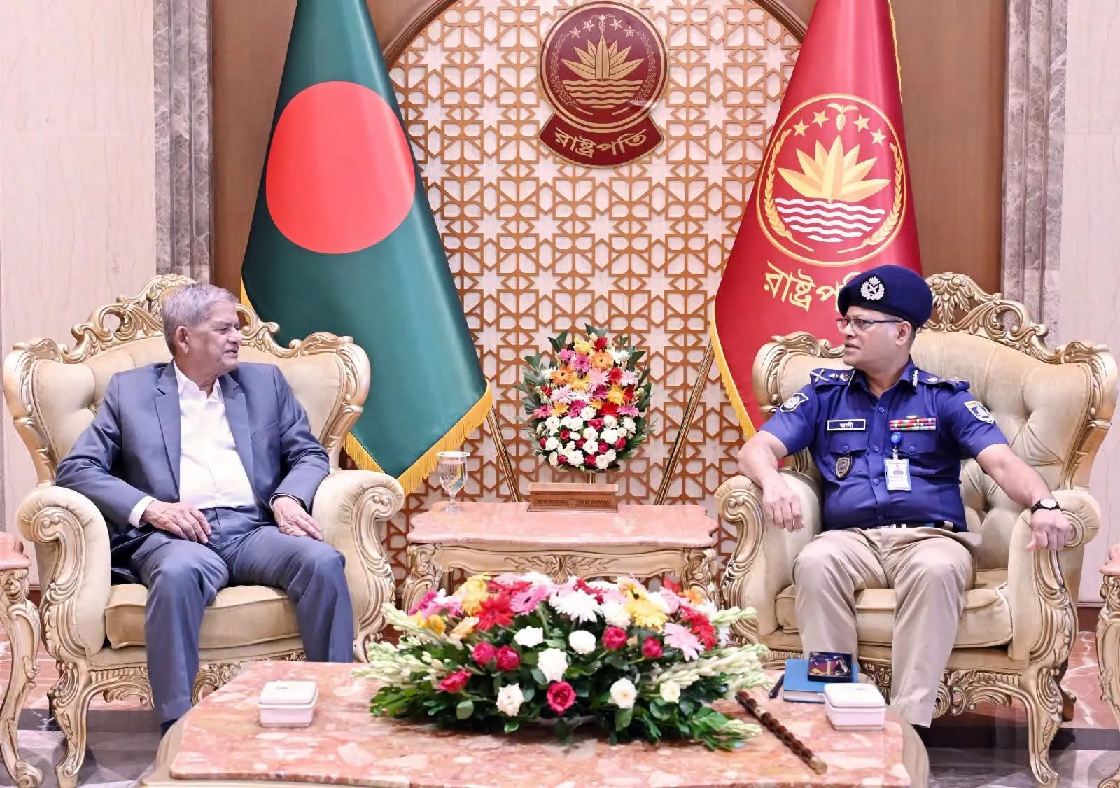 আইন-শৃঙ্খলা রক্ষা ও আইনের শাসন প্রতিষ্ঠায় পুলিশকে পেশাদারিত্বের সঙ্গে কাজের আহ্বান রাষ্ট্রপতি মির্জা ফখরুল ইসলাম আলমগীরের